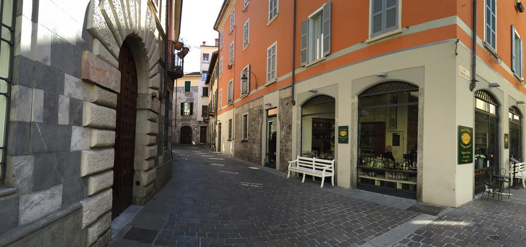 Ancient Courtyard Bonanomi In Como Historic Centre Oda fotoğraf