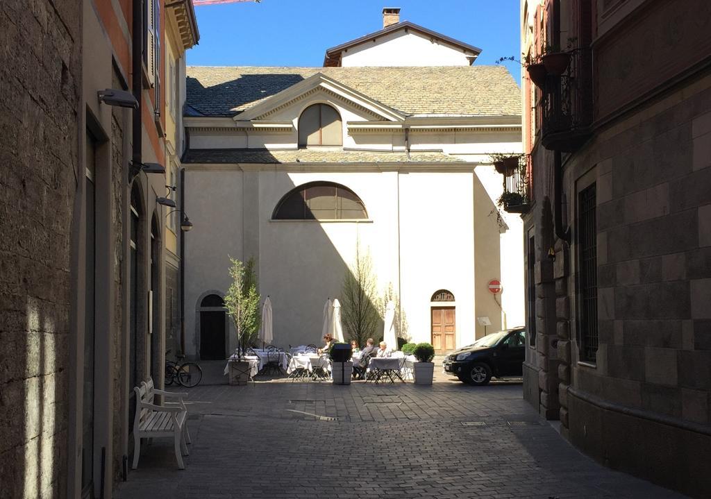 Ancient Courtyard Bonanomi In Como Historic Centre Oda fotoğraf